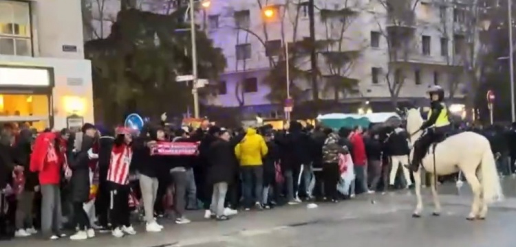 馬競球迷進入伯納烏時向人群投擲雜物，導致安保對其進行脫鞋檢查
