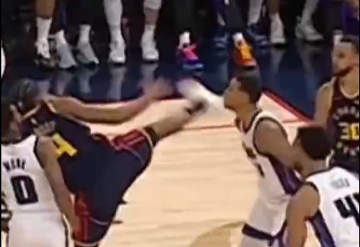 抬腳過高踢到了對手下巴！NBA官方：穆迪這一動作被判1級惡犯